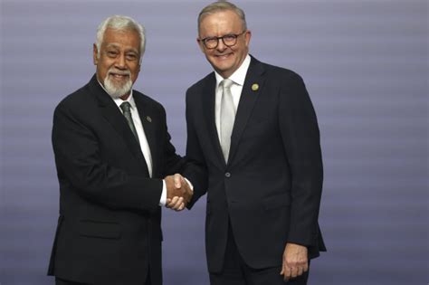East Timor and Australia talk gas deal .